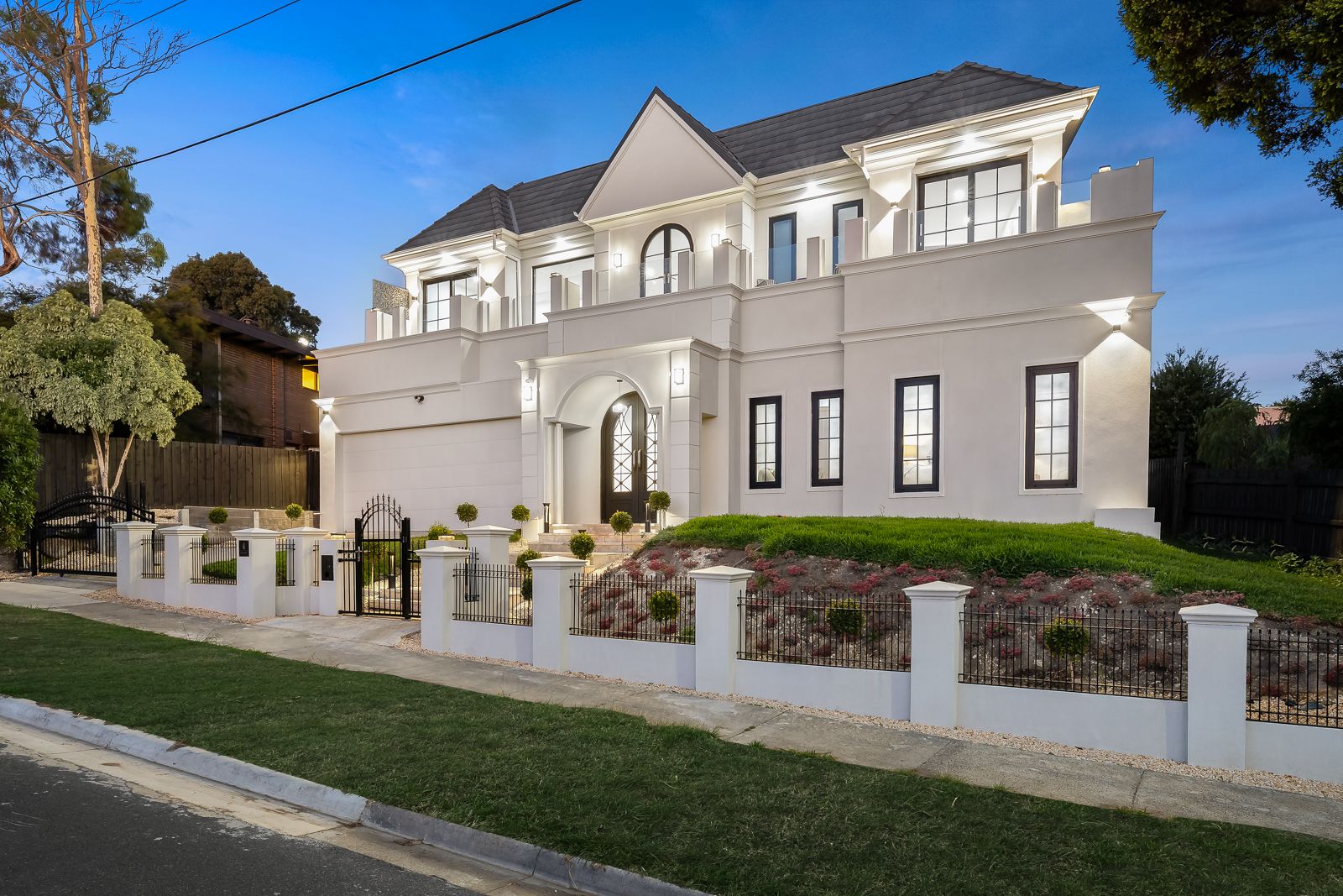 5 bedrooms House in 4 Bicton Street MOUNT WAVERLEY VIC, 3149