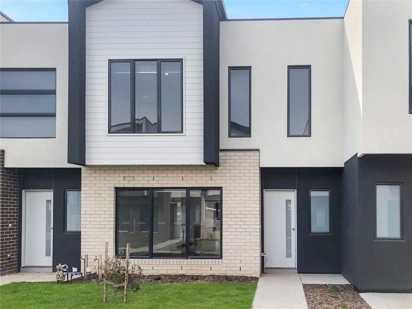 3 bedrooms House in 19 Kimzy Circuit WERRIBEE VIC, 3030