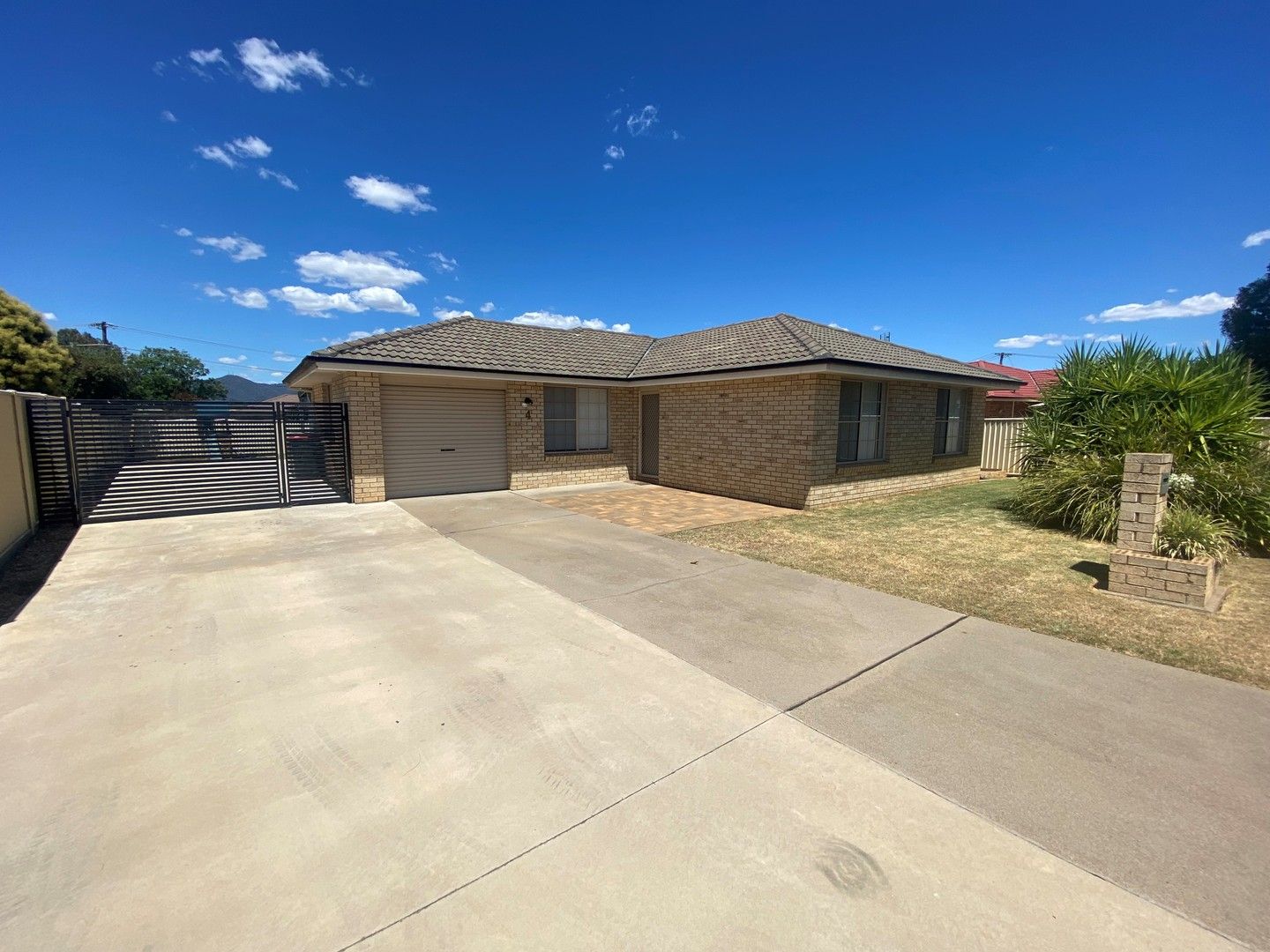 3 bedrooms House in 4 Caley Close WESTDALE NSW, 2340