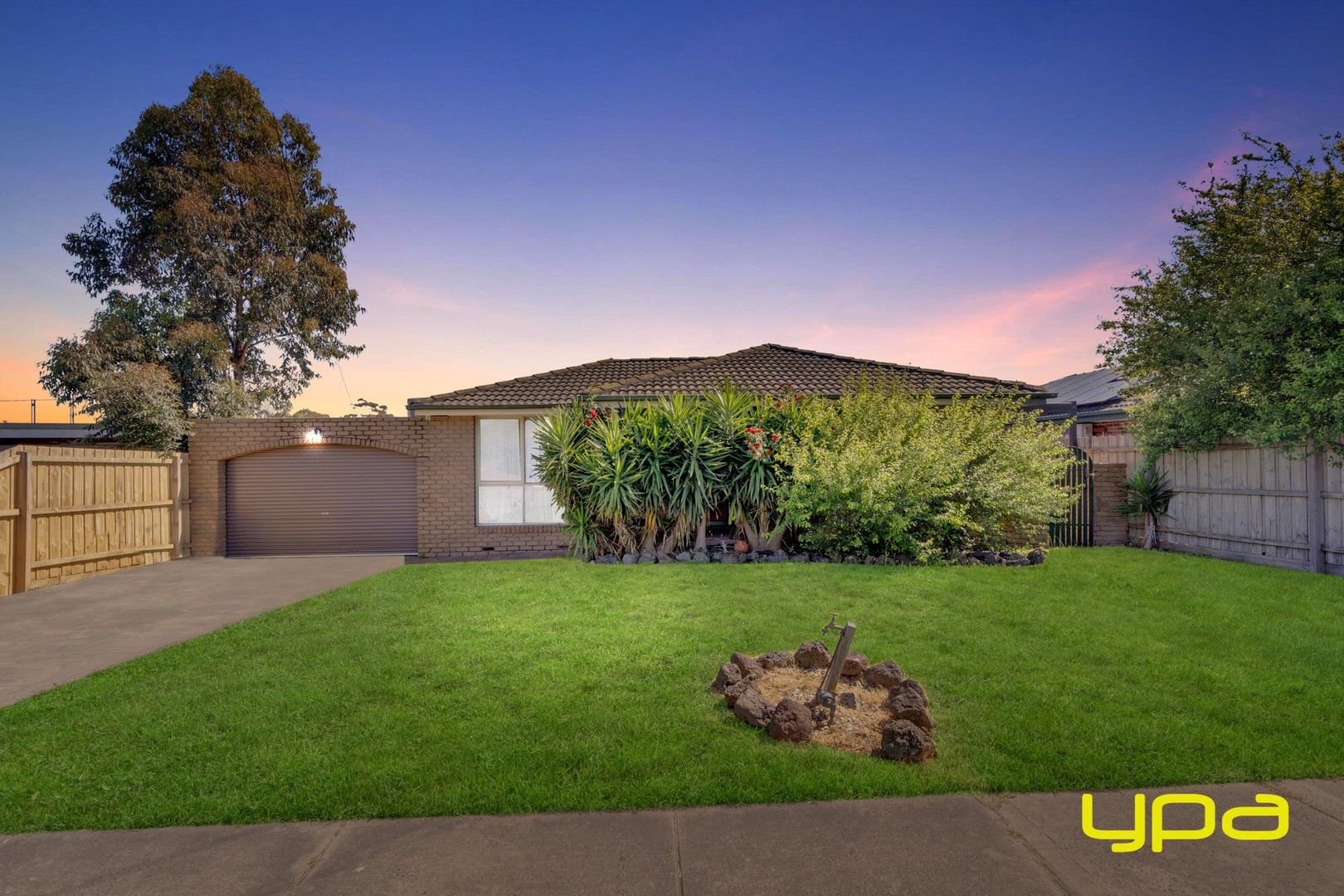 4 bedrooms House in 13 Farrer Close CRANBOURNE VIC, 3977