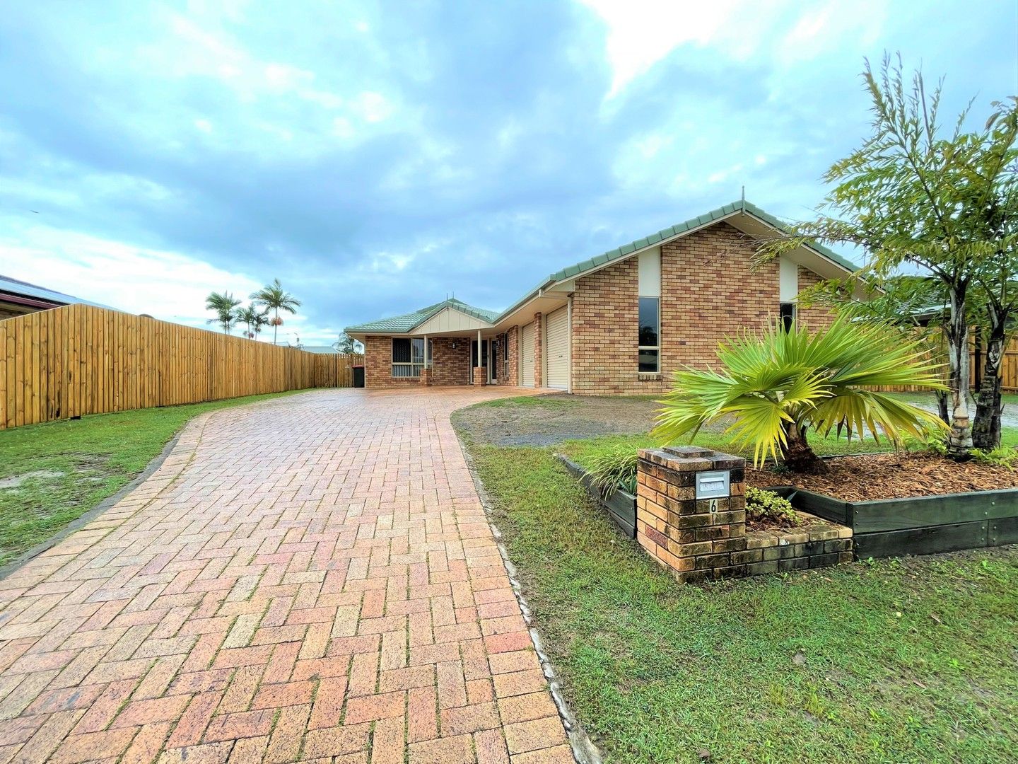 4 bedrooms House in 6 Cocos Court KAWUNGAN QLD, 4655