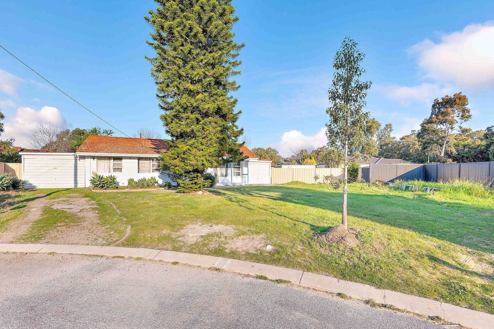 3 bedrooms House in 16 Grovelands Way KELMSCOTT WA, 6111