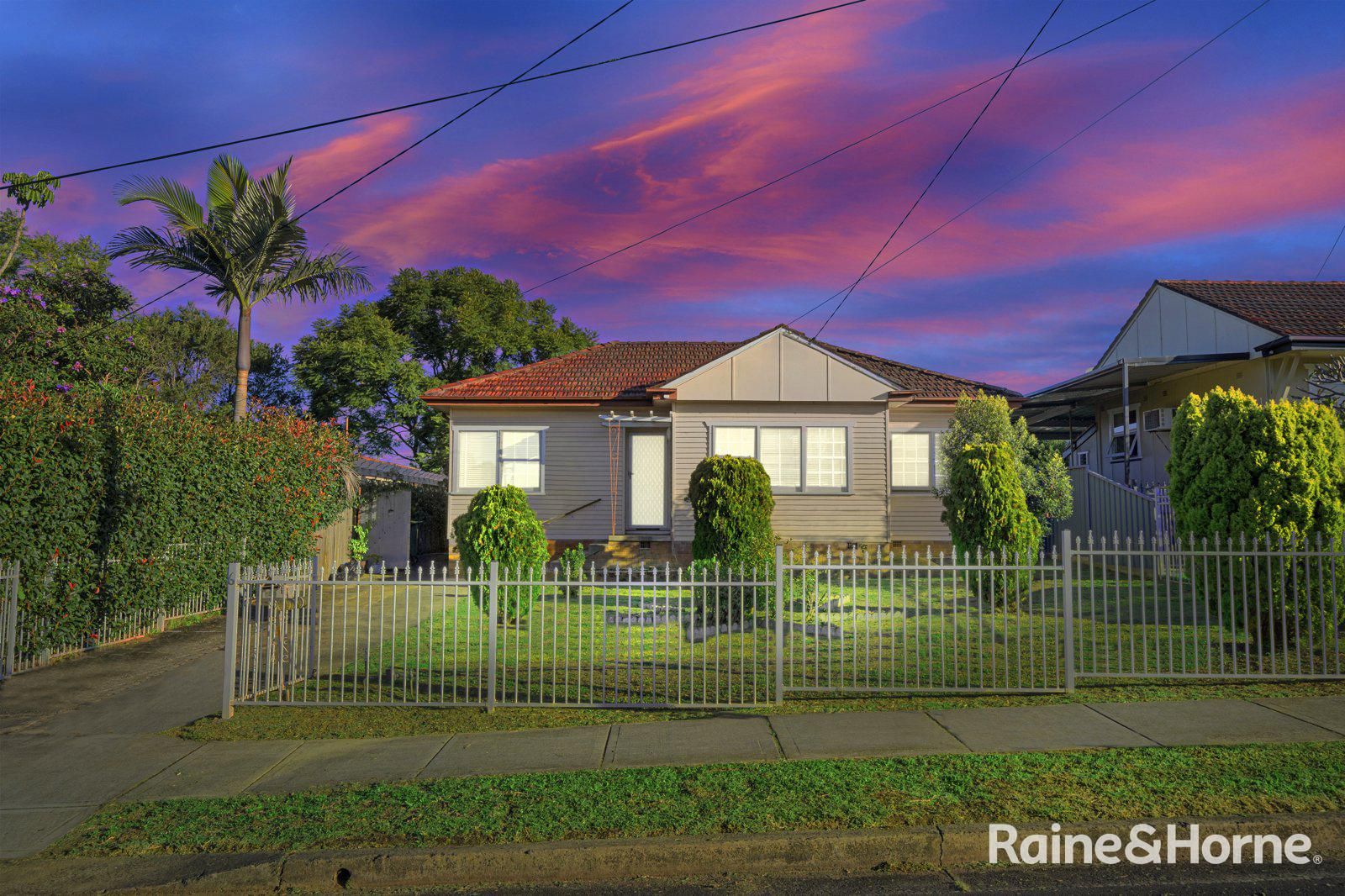 5 bedrooms House in 6 Benelong Avenue SMITHFIELD NSW, 2164