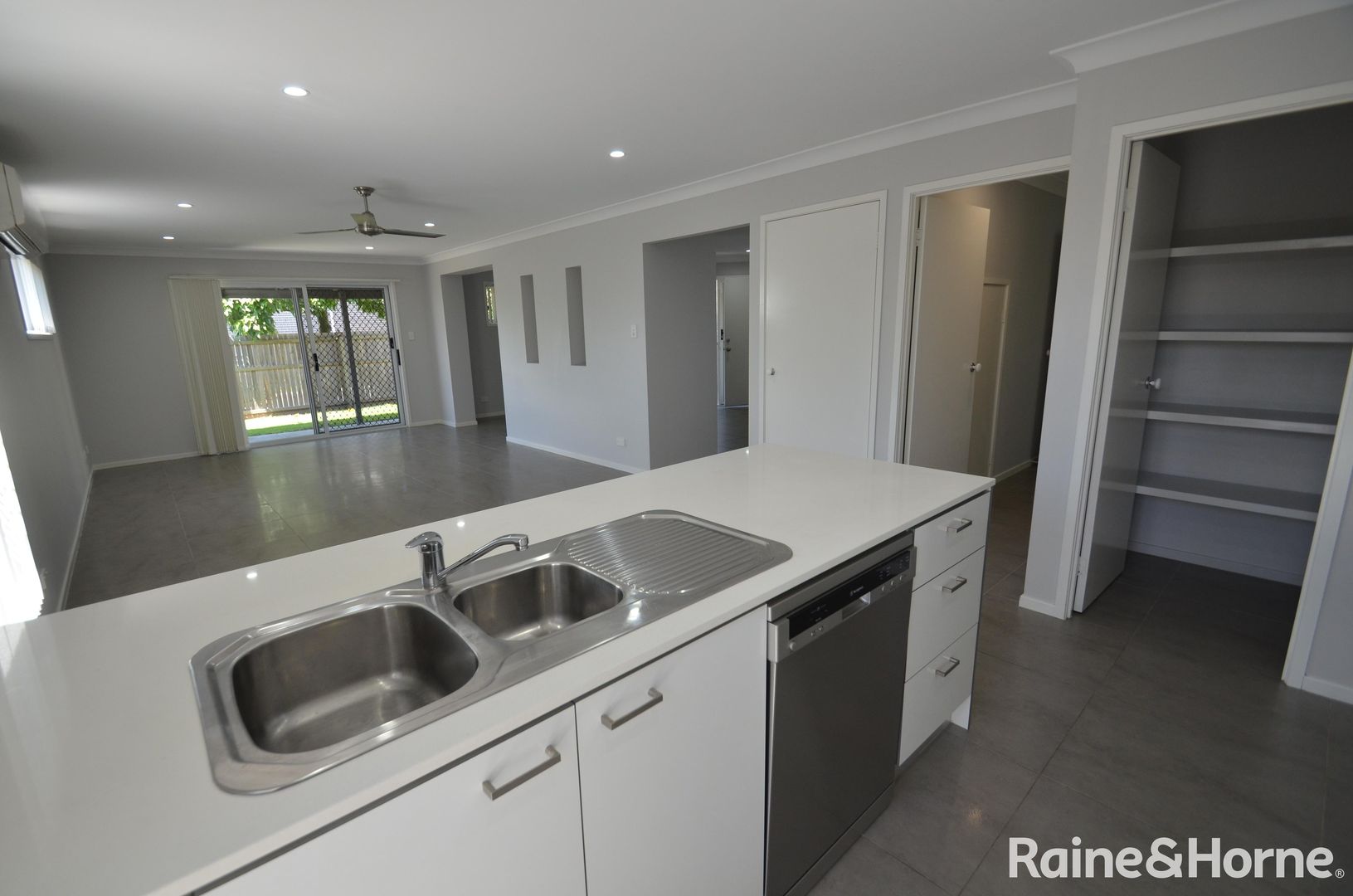 Allingham Street, Kuraby QLD 4112 4 beds townhouse for Rent, 675pw 4