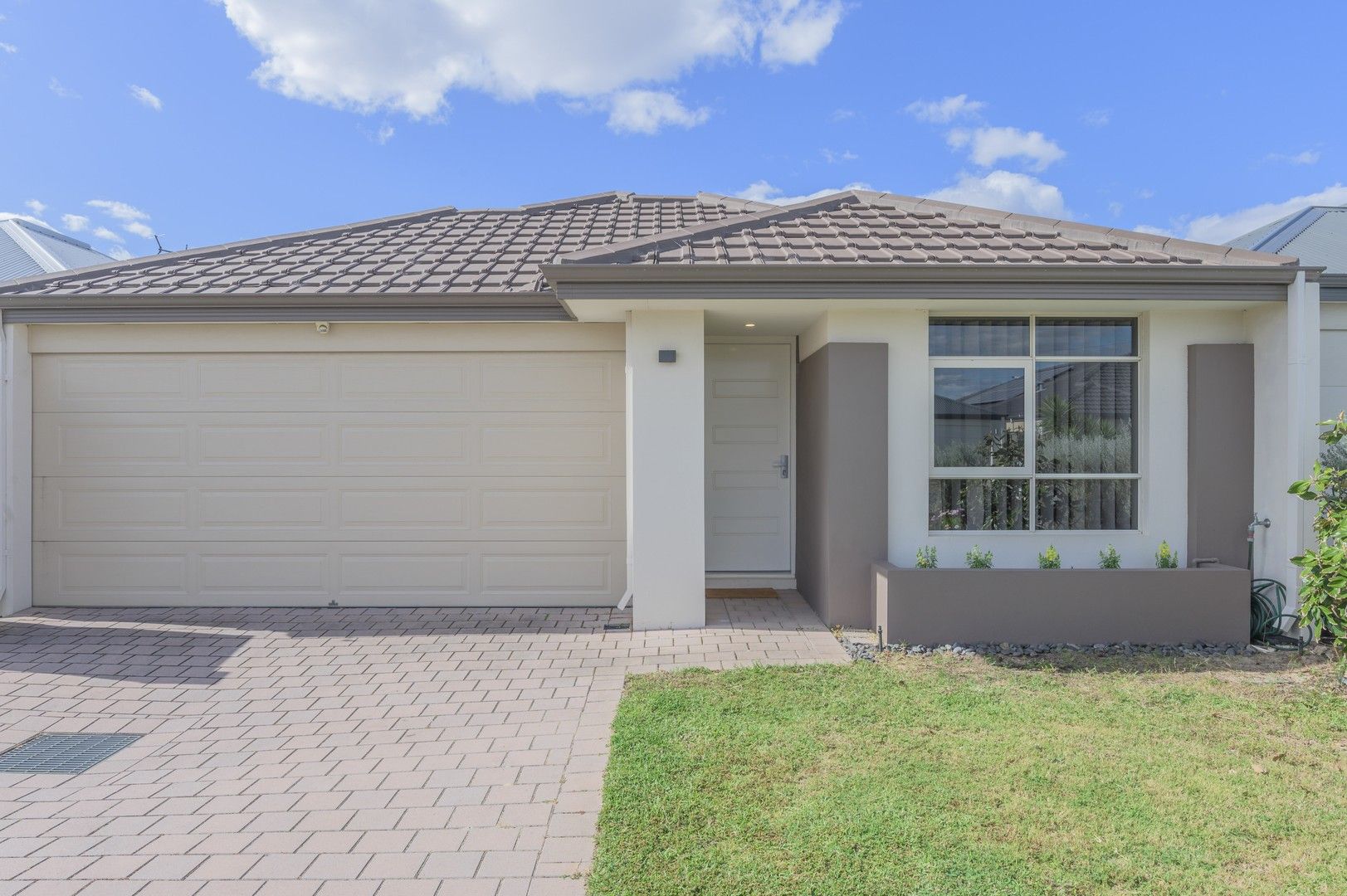 3 bedrooms House in 8 Macadamia Loop PIARA WATERS WA, 6112
