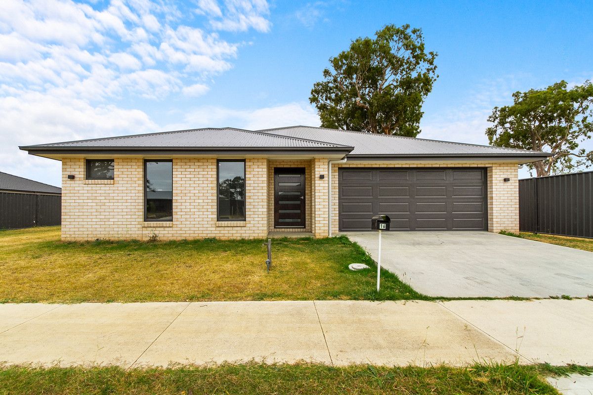 4 bedrooms House in 16 Warnock Way STRATFORD VIC, 3862