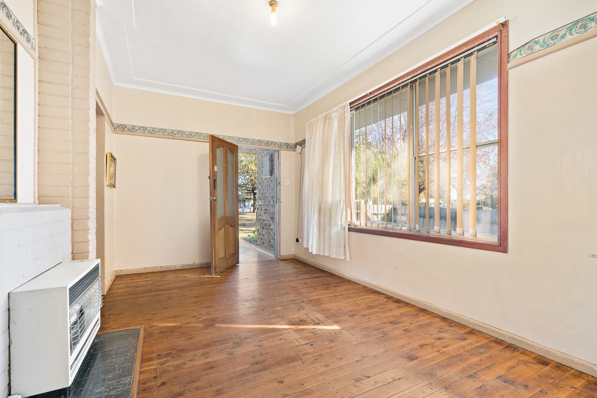 8 Glenroi Avenue, Orange NSW 2800, Image 2