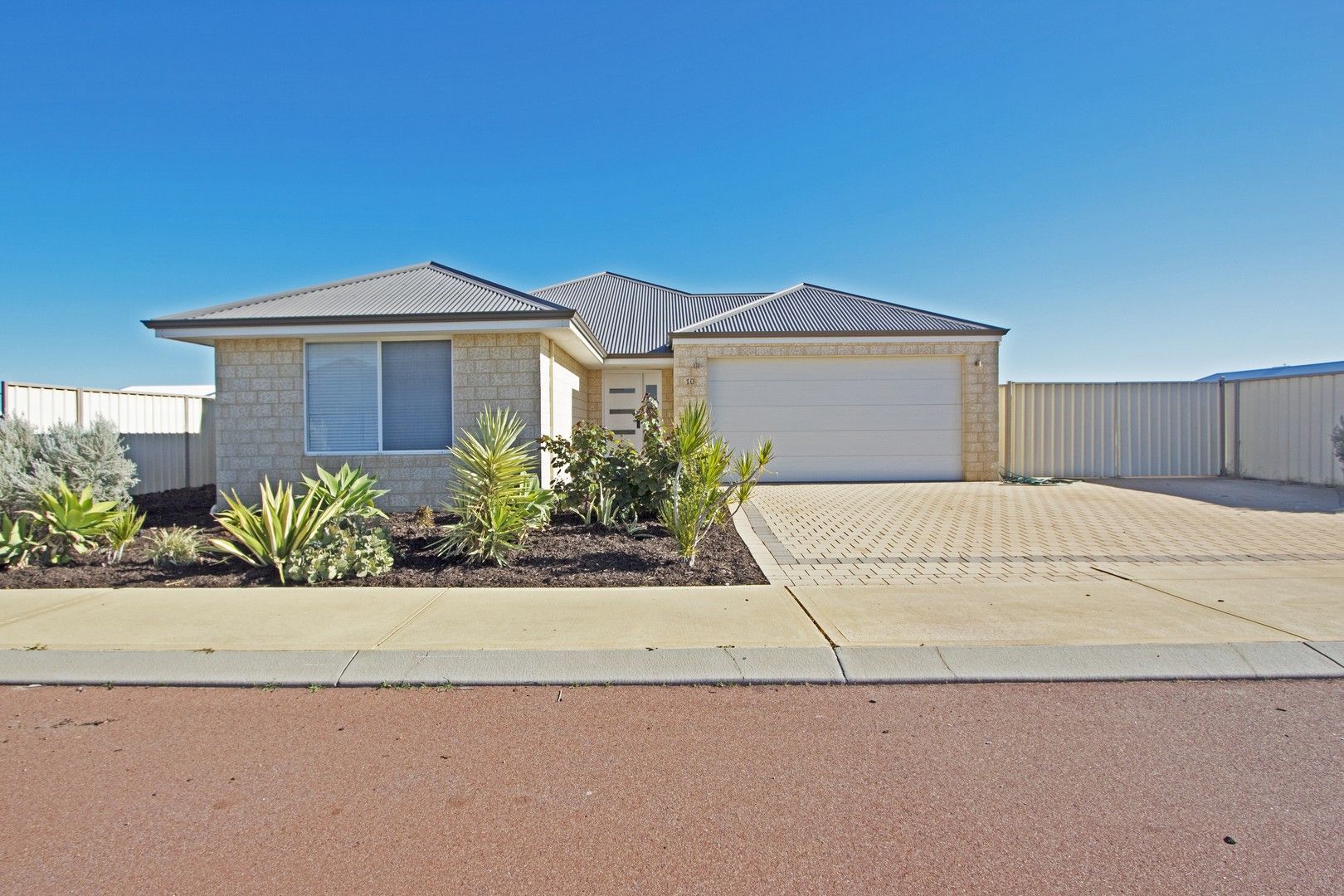 4 bedrooms House in 10 Parakeet Bend JURIEN BAY WA, 6516
