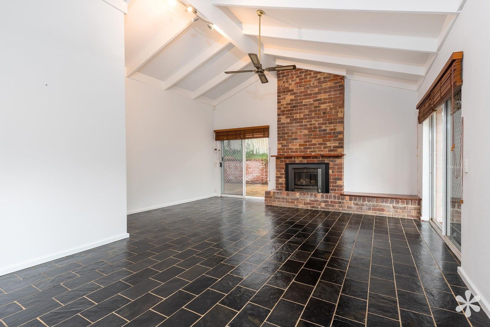 4 bedrooms House in 23 Farleigh Drive WILLETTON WA, 6155