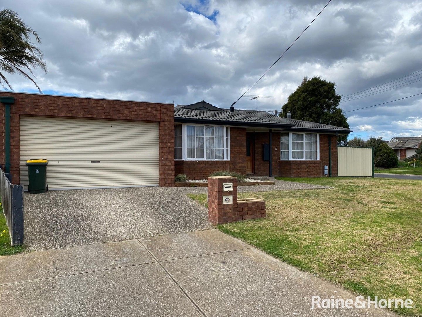 4 bedrooms House in 8 Malven Close WERRIBEE VIC, 3030