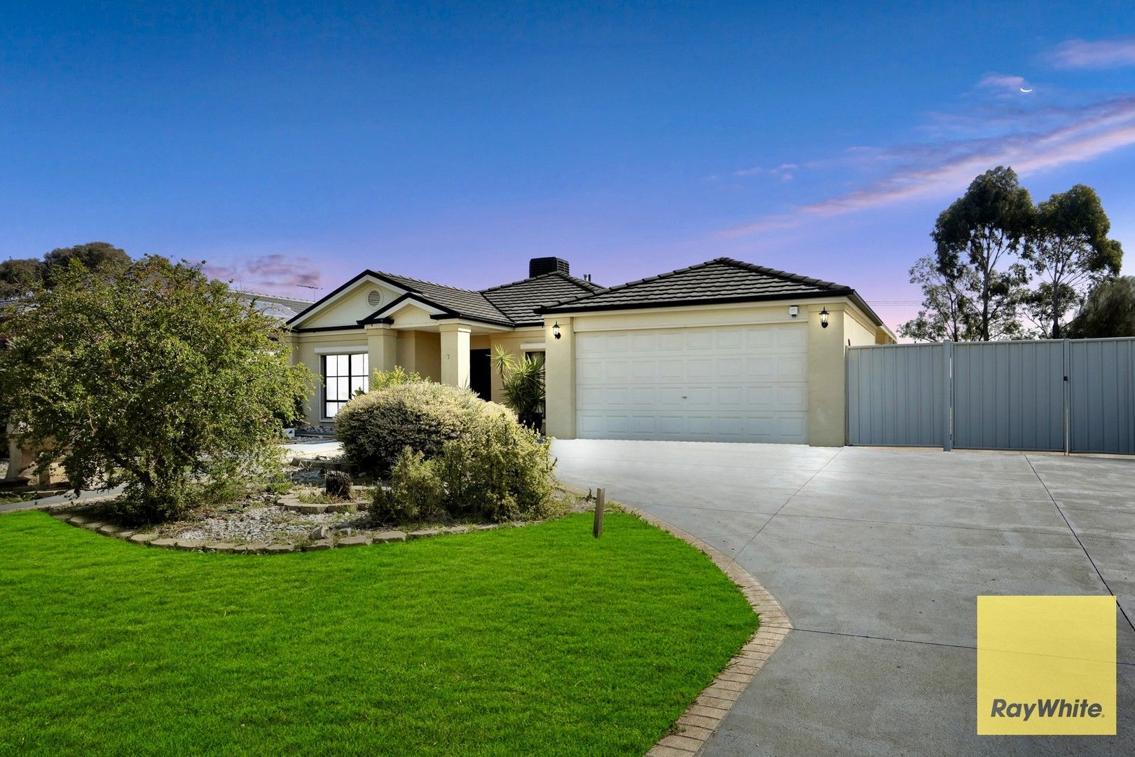 7 Hinchinbrook Close, Caroline Springs VIC 3023, Image 0