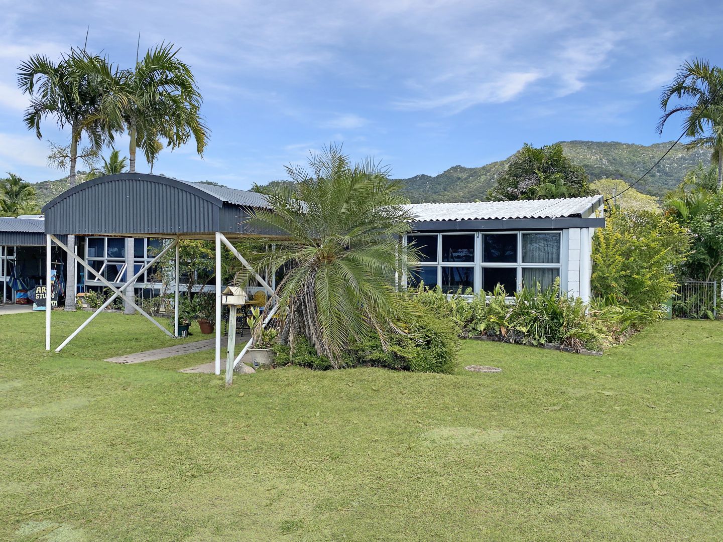 1/14-15 The Esplanade 'Surfside Palms', Nelly Bay QLD 4819, Image 1