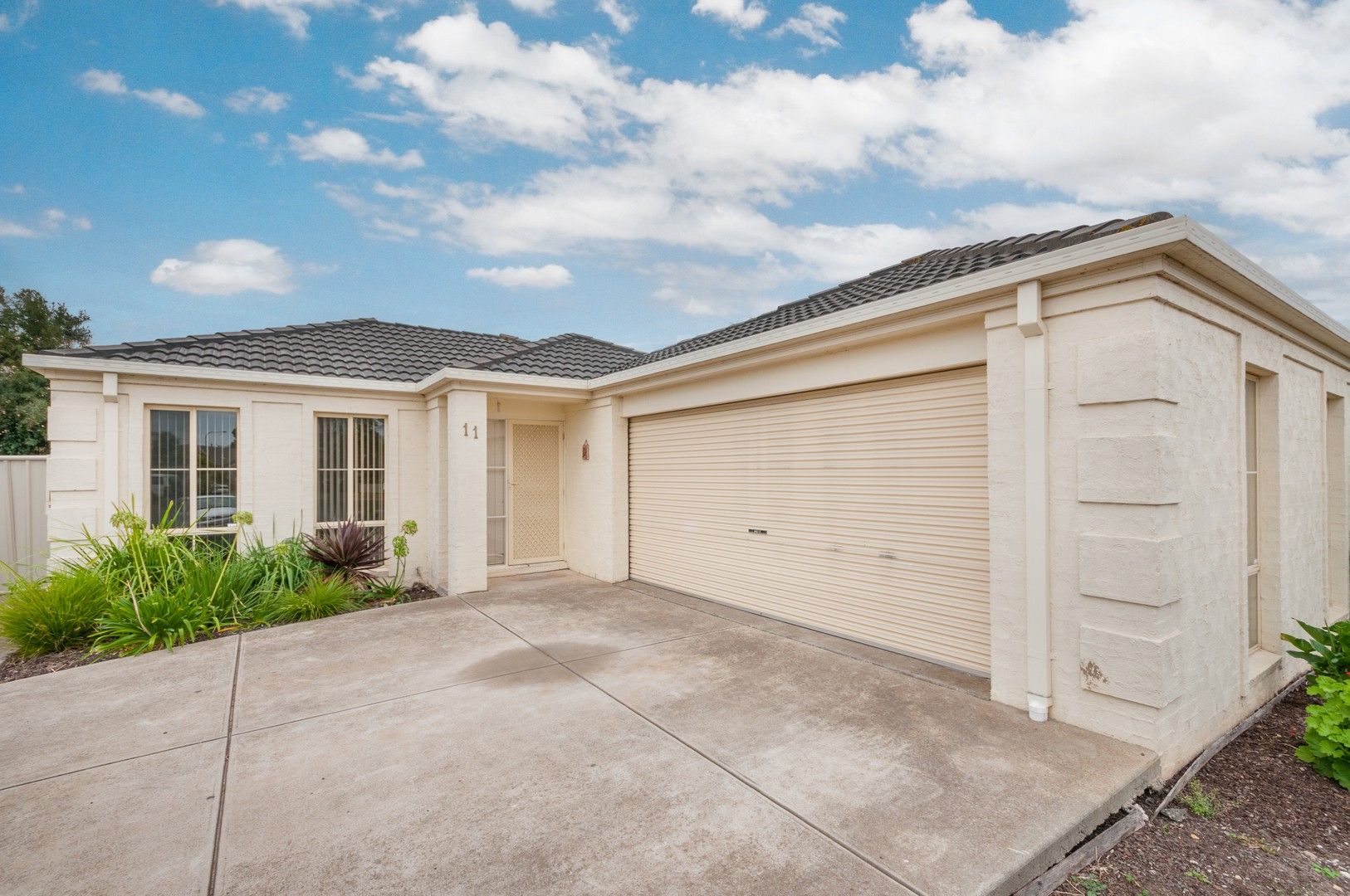 4 bedrooms House in 11 Caddick Gardens CAROLINE SPRINGS VIC, 3023