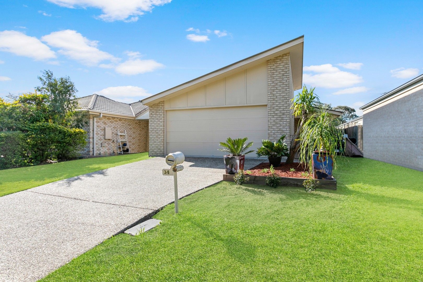 4 bedrooms House in 34 Waterlilly Court ROTHWELL QLD, 4022