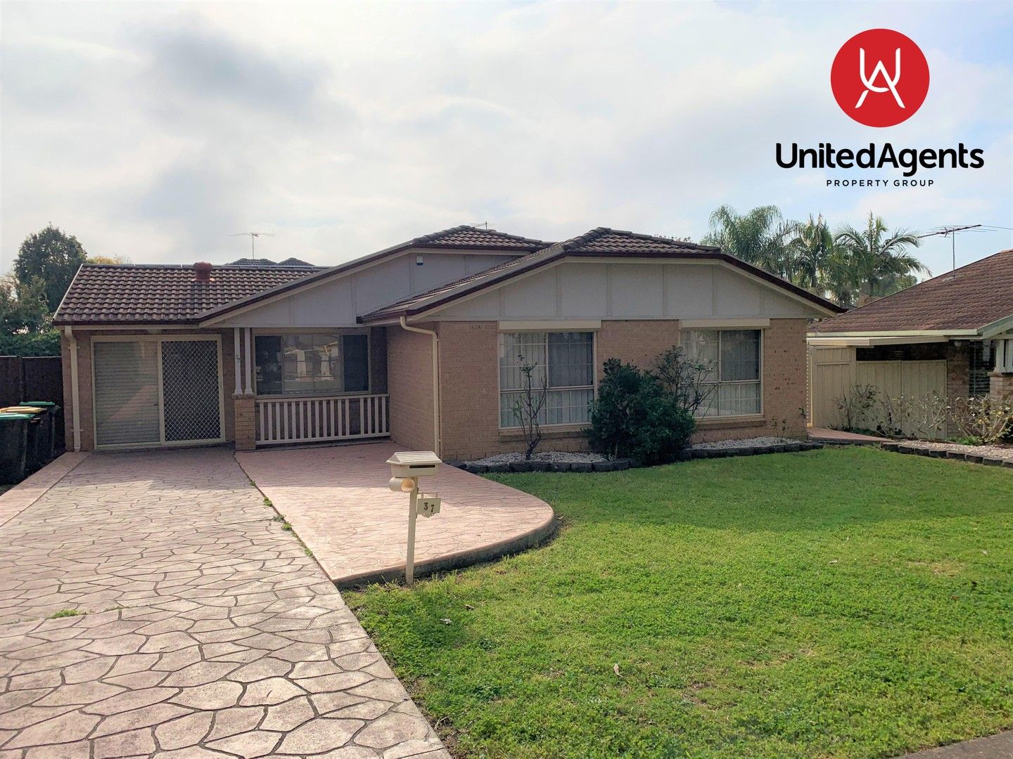 4 bedrooms House in 37 Horningsea Park Drive HORNINGSEA PARK NSW, 2171