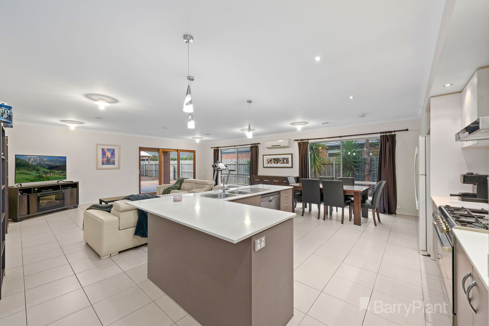 25 Pomegranate Way, Pakenham VIC 3810, Image 2