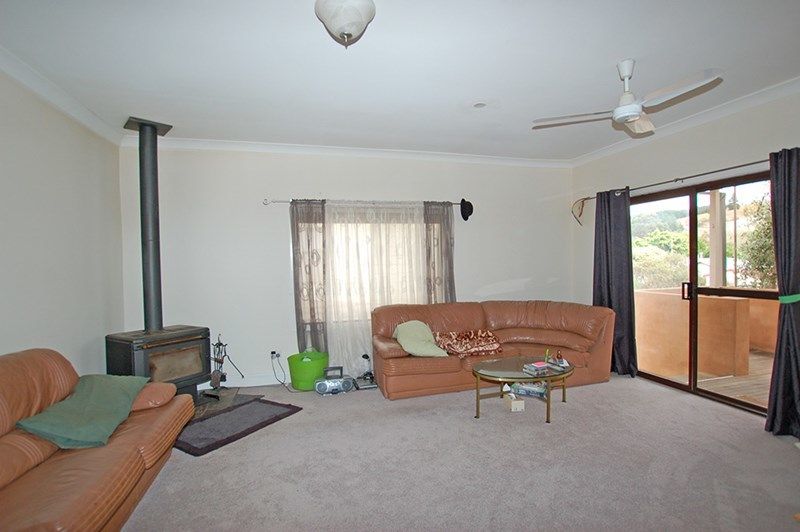 12 Wilga St, Captains Flat NSW 2623, Image 2