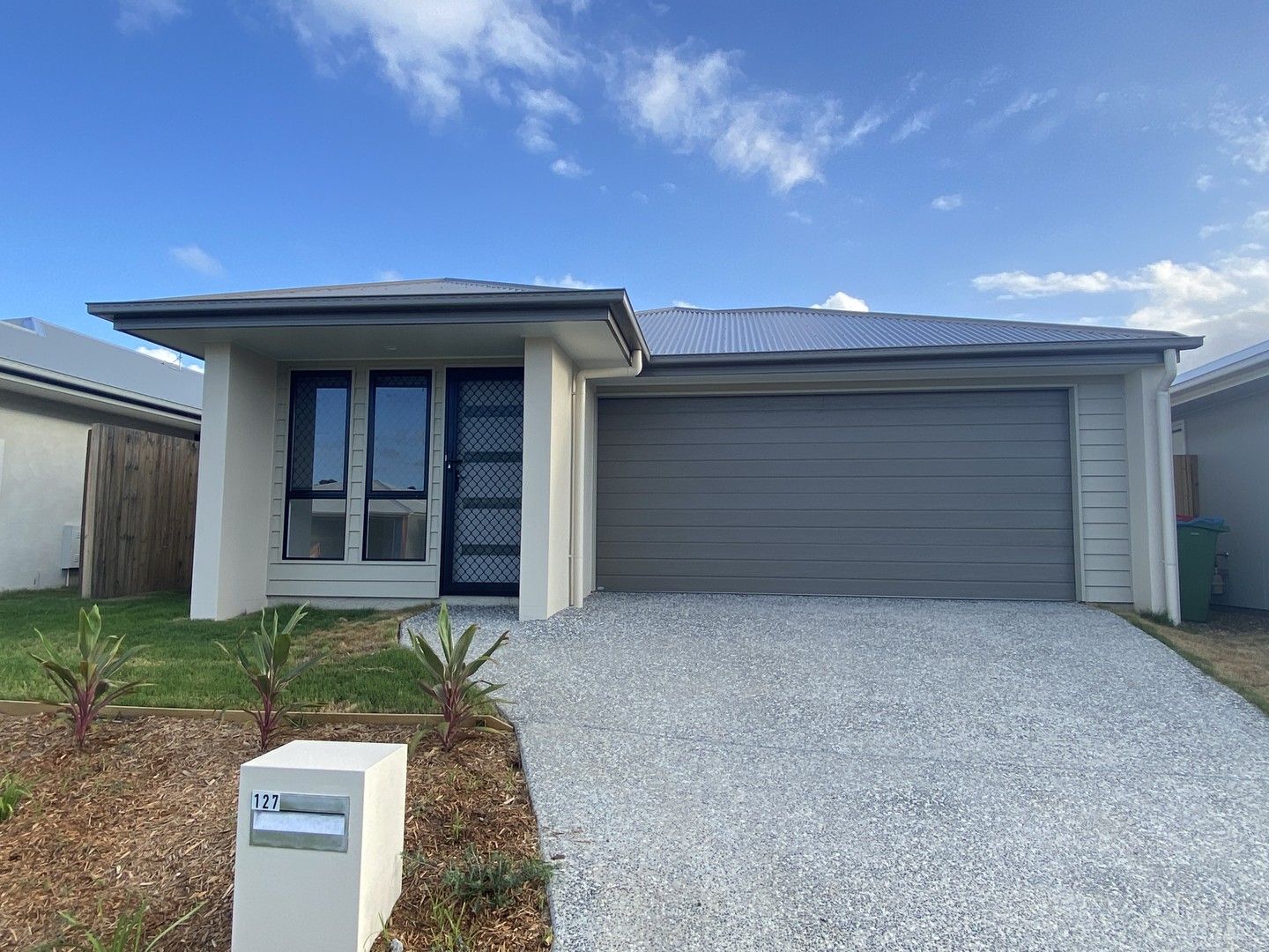 3 bedrooms House in 127 Fairbourne Terrace PIMPAMA QLD, 4209
