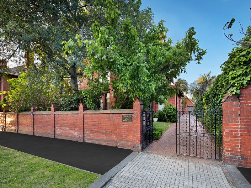 3 bedrooms Apartment / Unit / Flat in 4/252 Domain Road SOUTH YARRA VIC, 3141