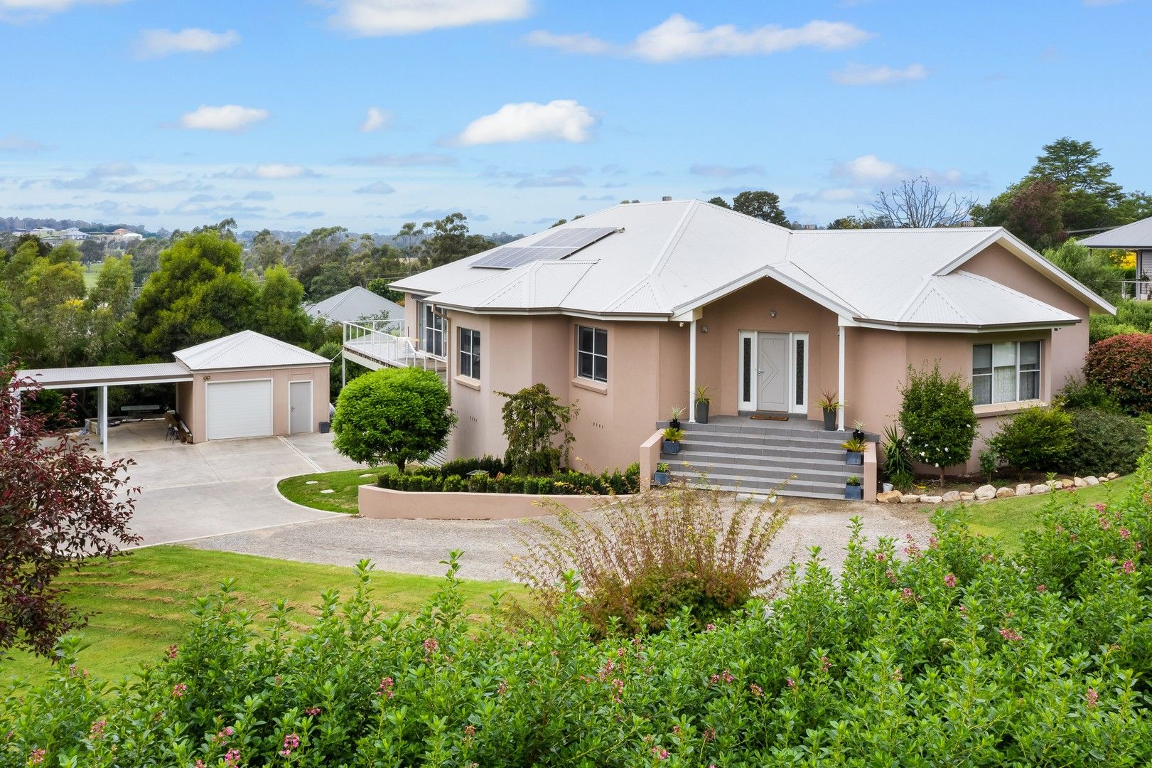 5 bedrooms House in 8 Young Road MOSS VALE NSW, 2577
