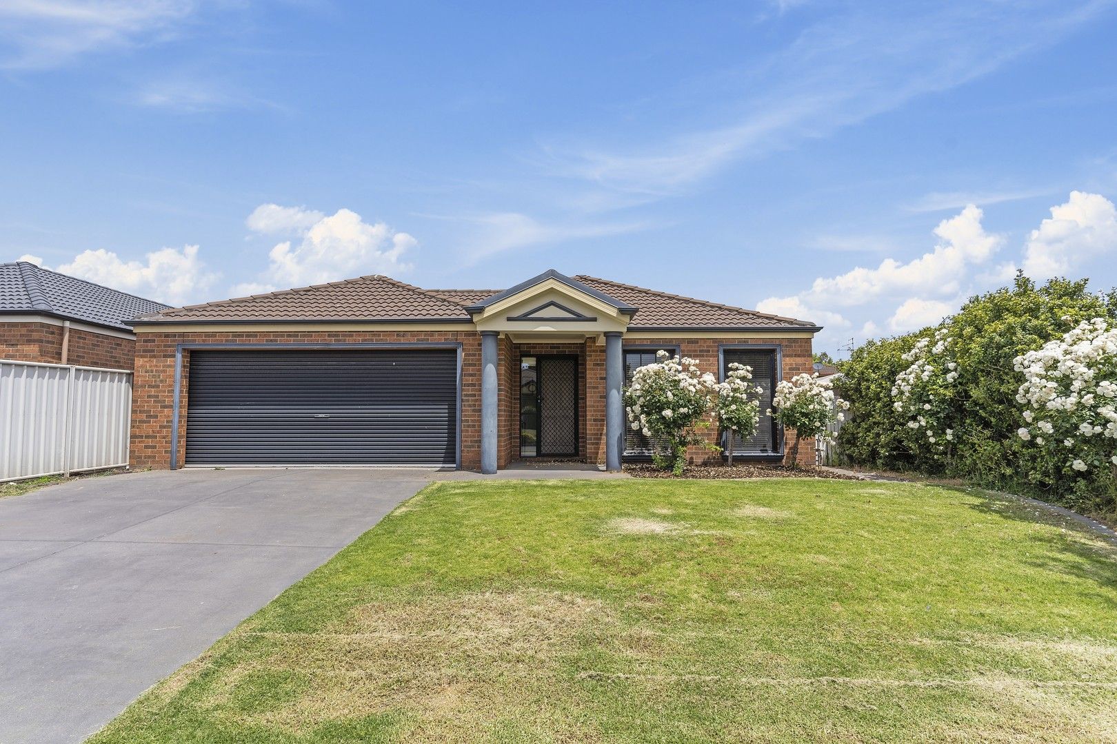 3 bedrooms House in 18 Parkside Boulevard STRATHDALE VIC, 3550