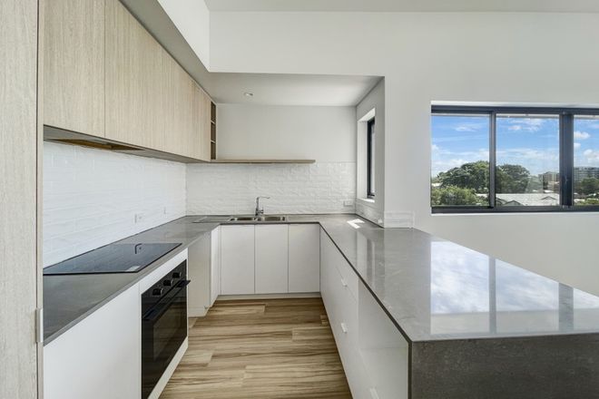 Picture of 2/14 Norman Avenue, MAROOCHYDORE QLD 4558