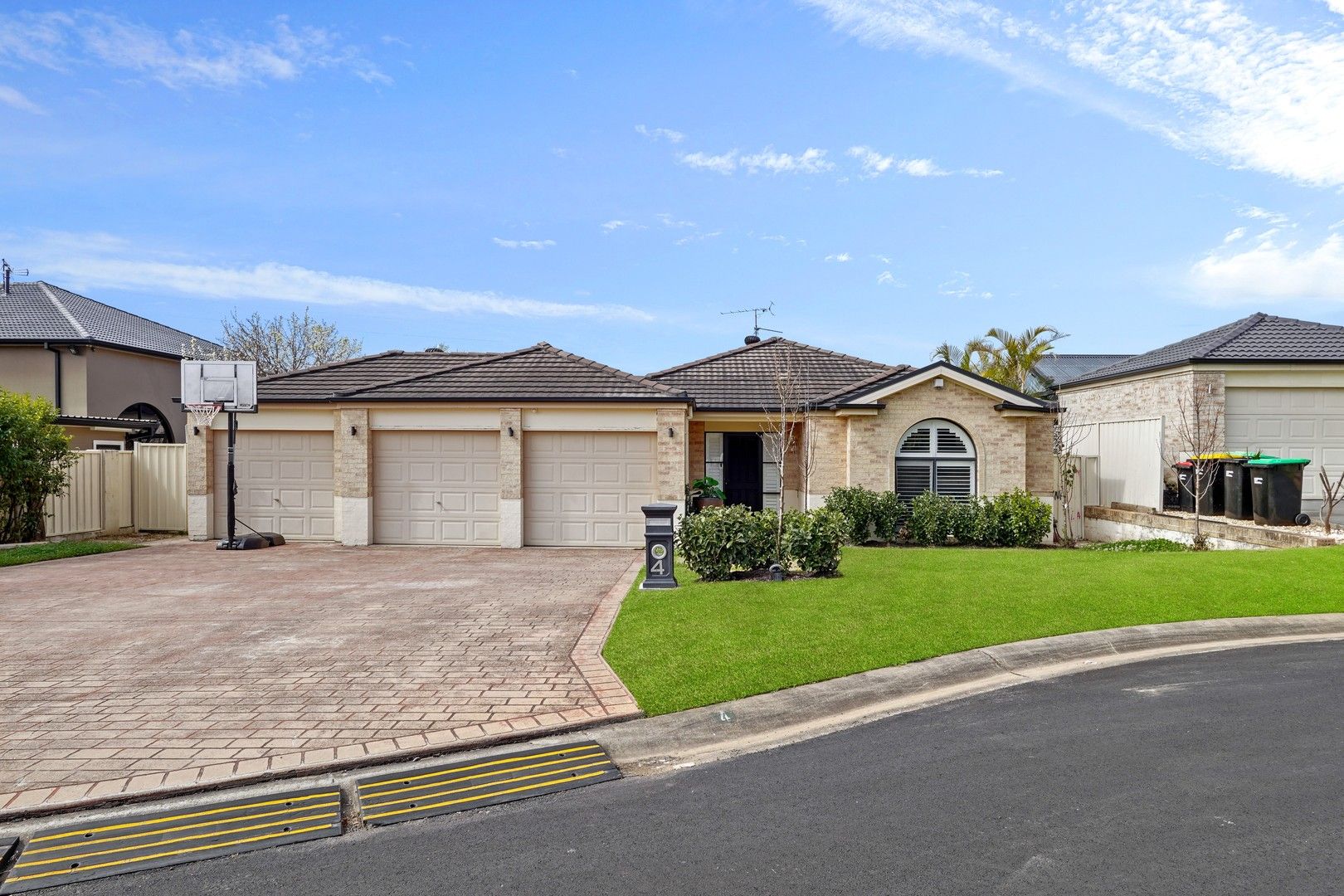 4 bedrooms House in 4 Carrick Close WEST HOXTON NSW, 2171