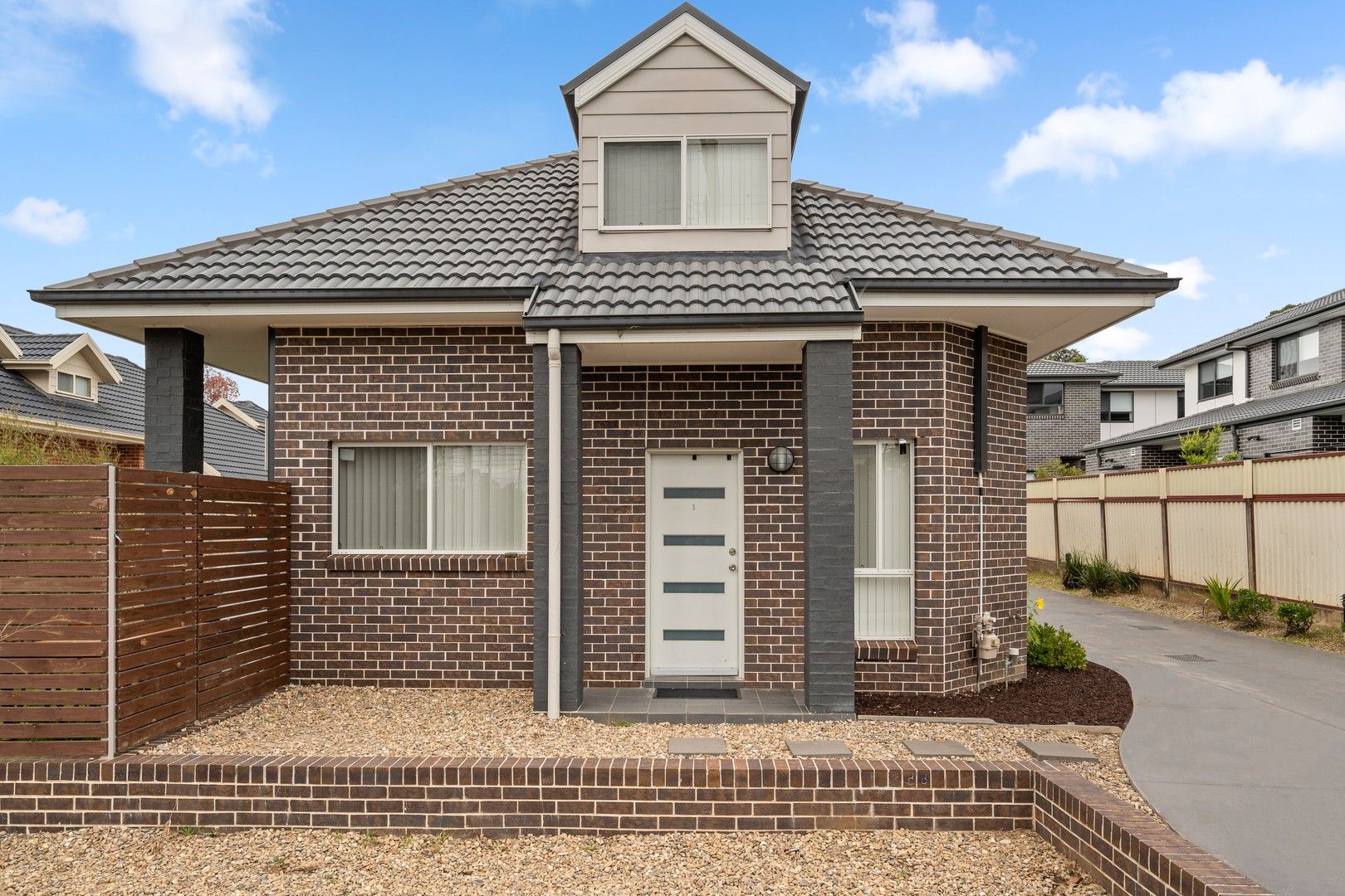 3 bedrooms Townhouse in 1 & 2/27 Hobart Street OXLEY PARK NSW, 2760