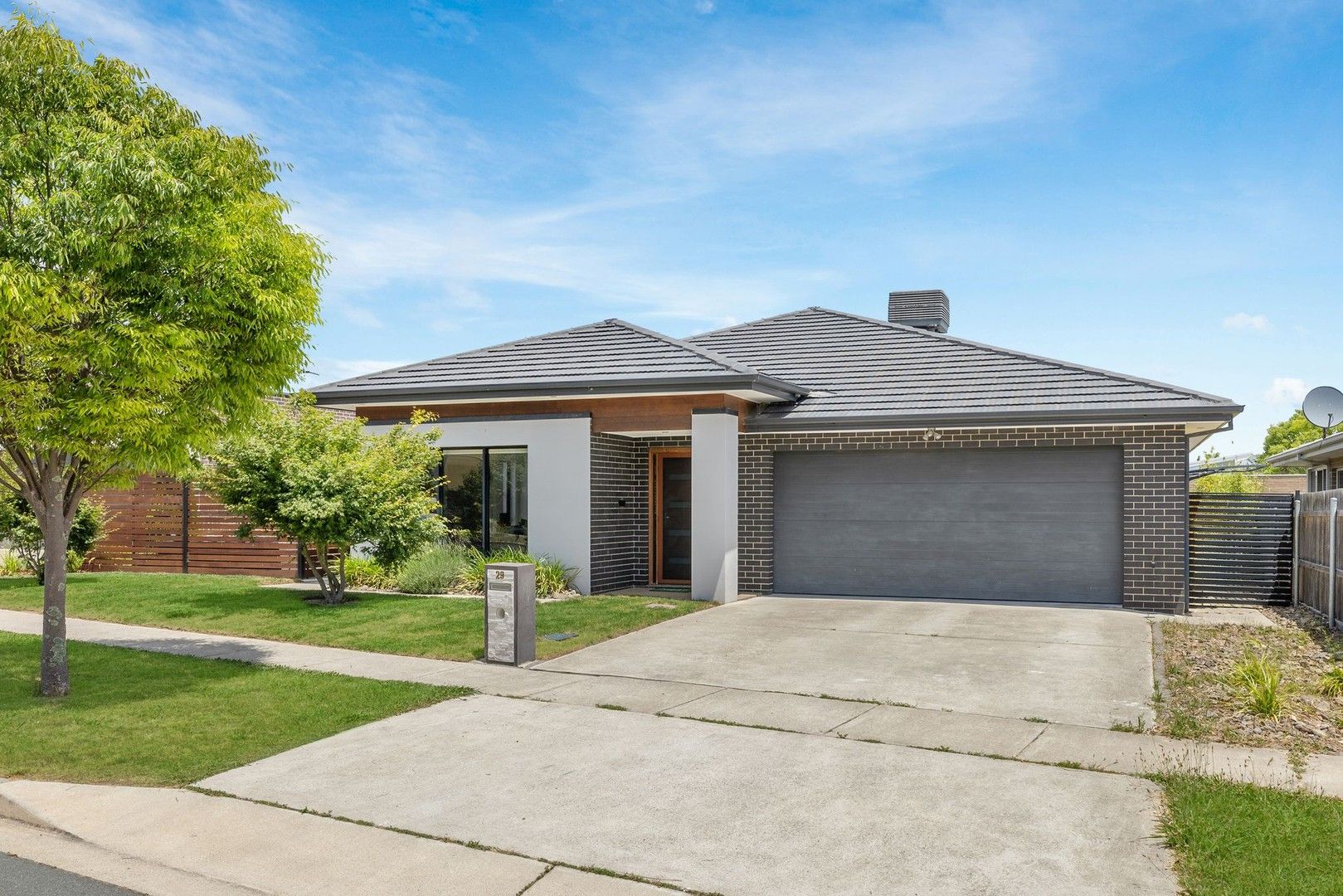4 bedrooms House in 29 Hibberd Crescent FORDE ACT, 2914