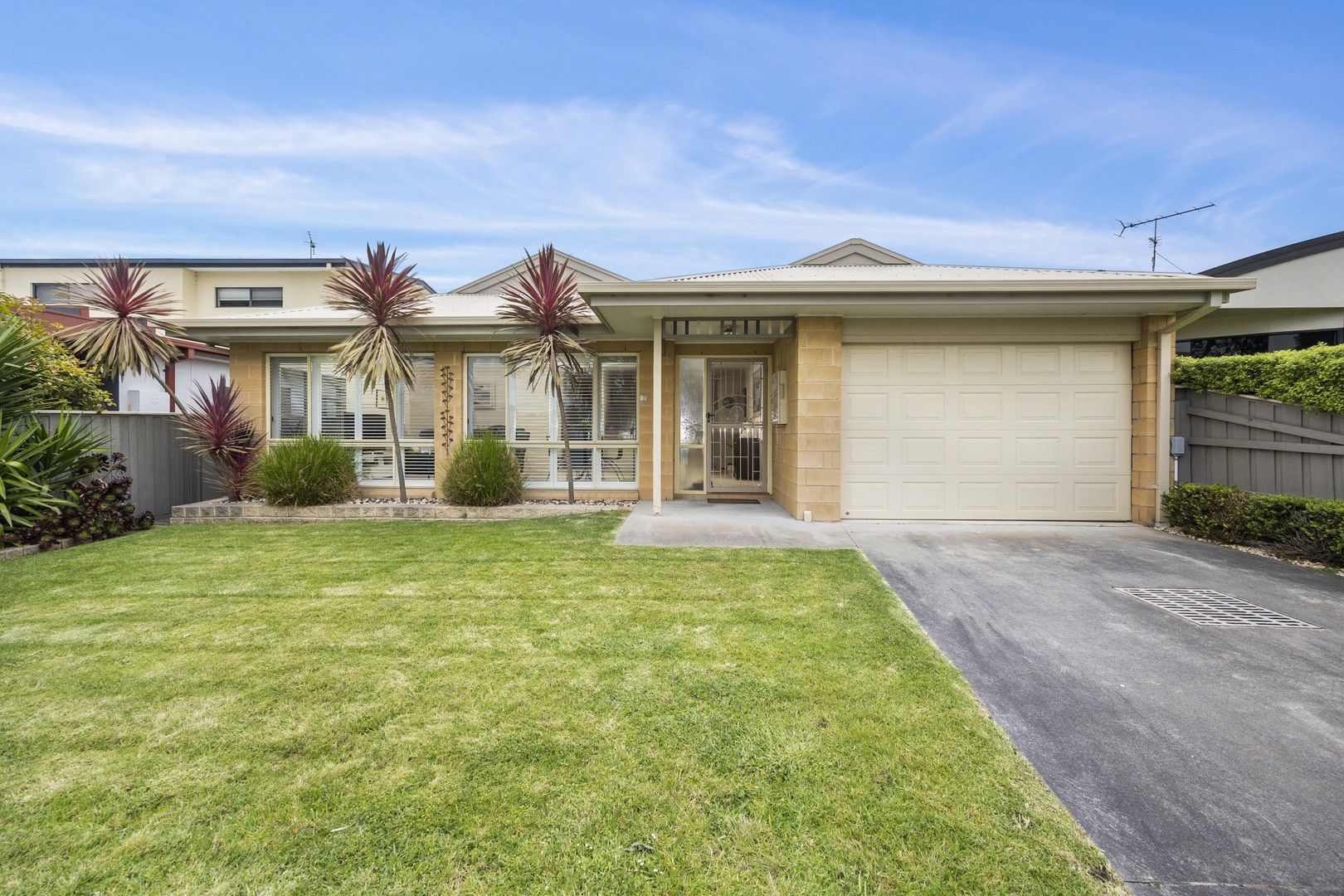 17 Dixon Street, Inverloch VIC 3996, Image 0