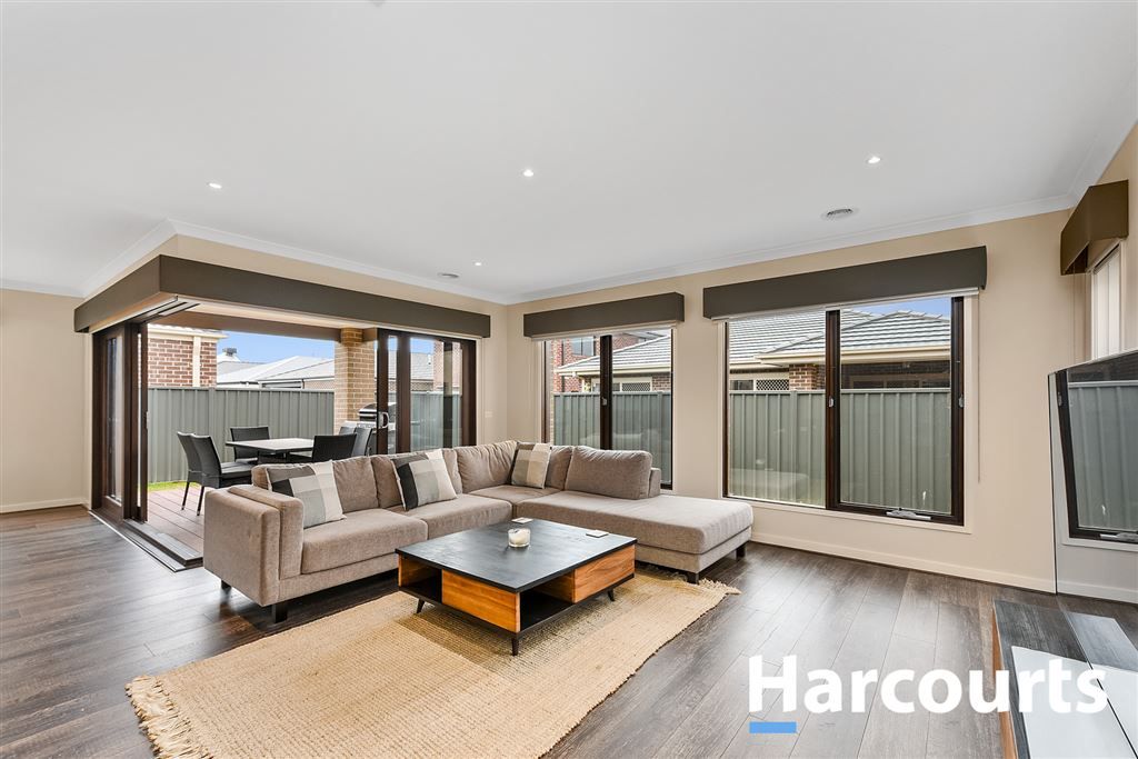 19 Guilfoylia Drive, Cranbourne North VIC 3977, Image 2