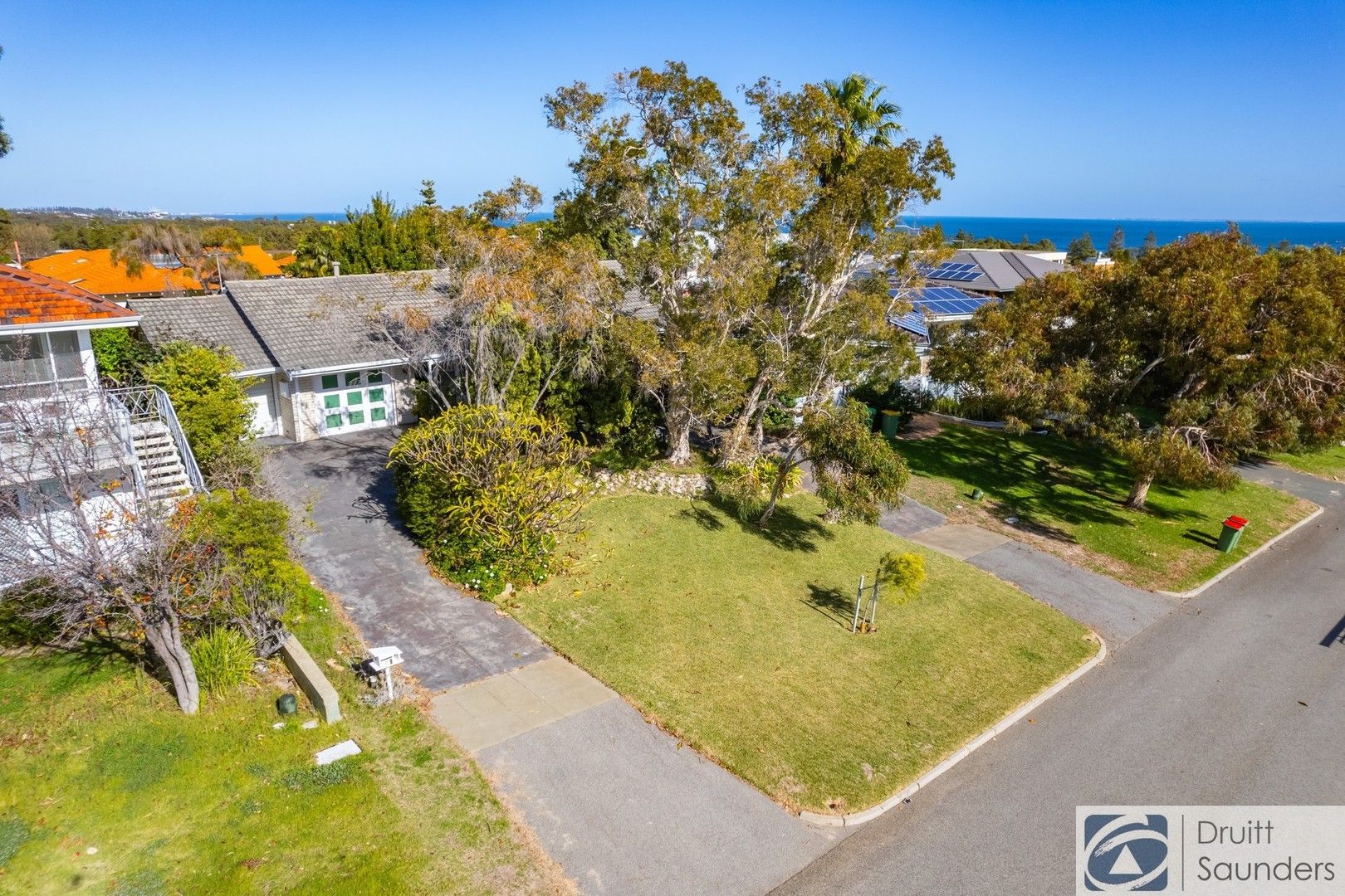 2 bedrooms House in 17 Larundel Road CITY BEACH WA, 6015