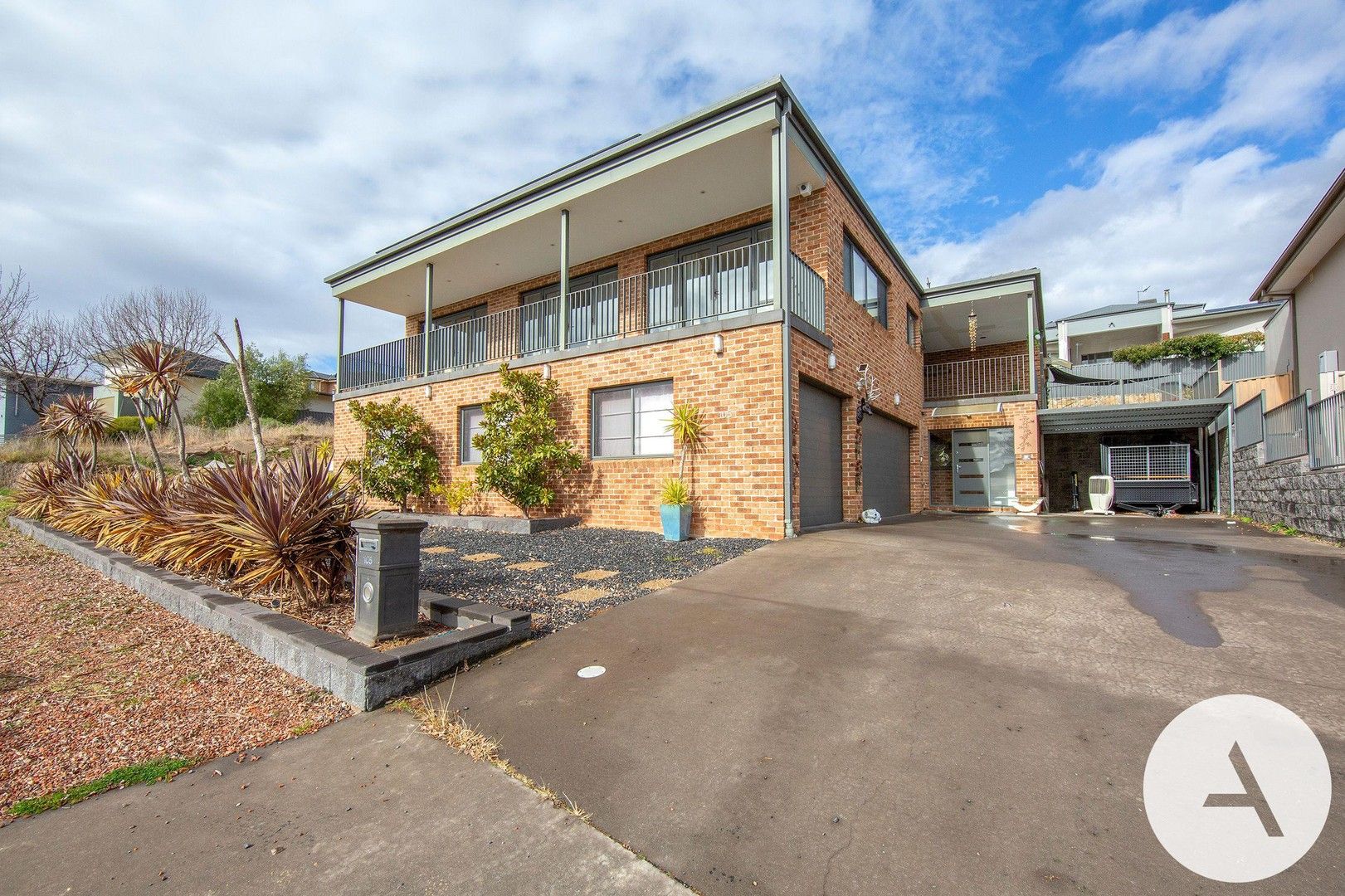 5 bedrooms House in 105 Waterfall Drive JERRABOMBERRA NSW, 2619