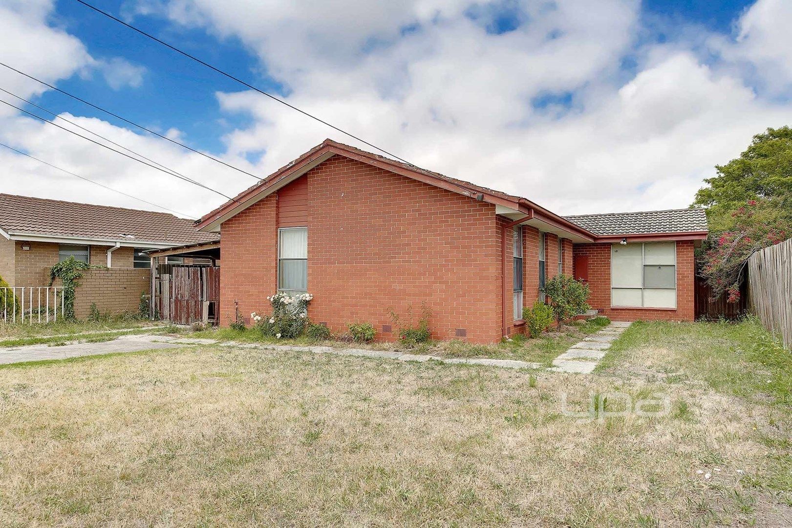 3 bedrooms House in 11 Bushfield Crescent COOLAROO VIC, 3048