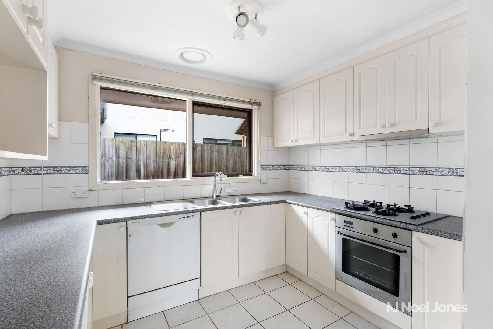 23 Davison Street, Mitcham VIC 3132, Image 2