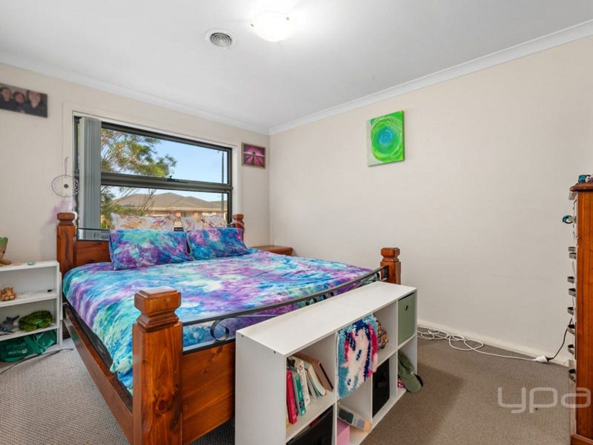 17 Lores Drive, Brookfield VIC 3338, Image 2