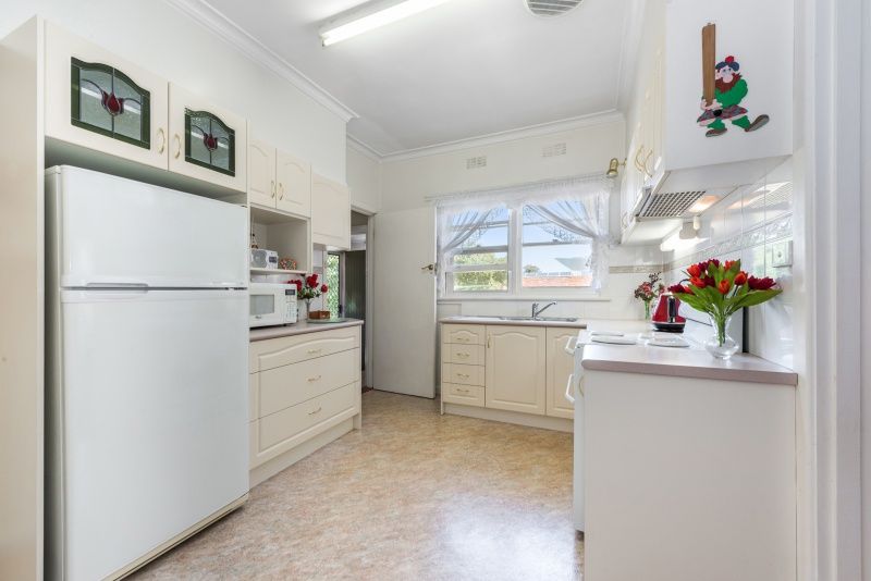 4 Pine Avenue, North Shore VIC 3214, Image 2