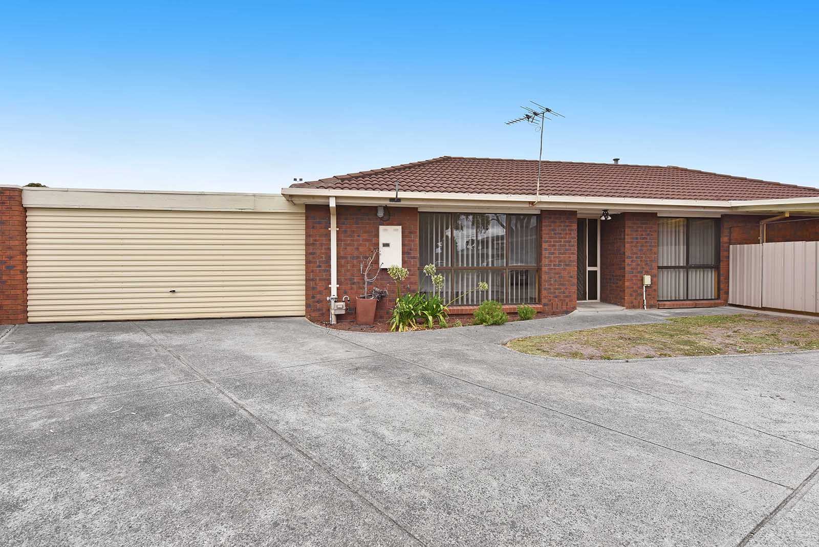 2 bedrooms Apartment / Unit / Flat in 2/8 Henderson Road TULLAMARINE VIC, 3043