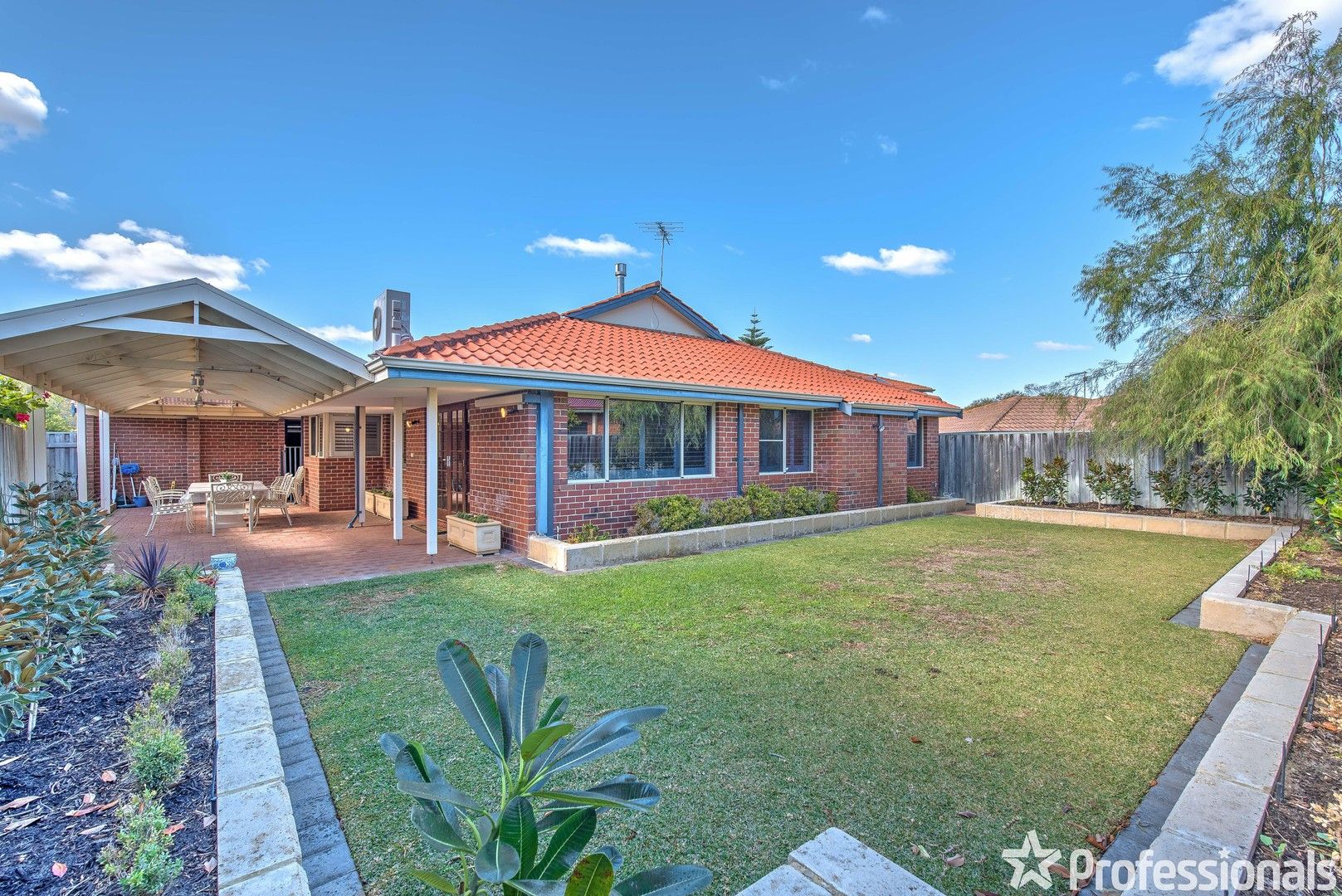 4 bedrooms House in 24 Waterston Gardens HILLARYS WA, 6025