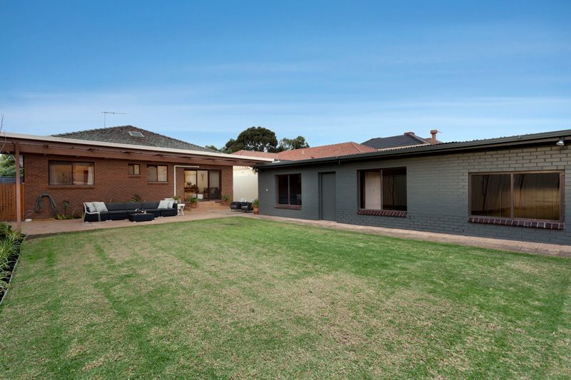 26 Wallace Crescent, Strathmore VIC 3041, Image 2