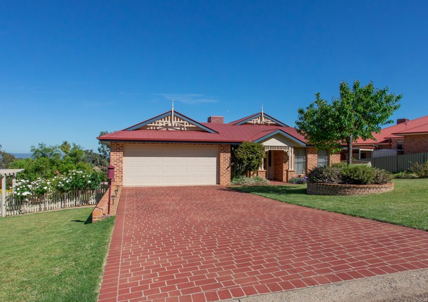 24 London Drive, Cowra NSW 2794