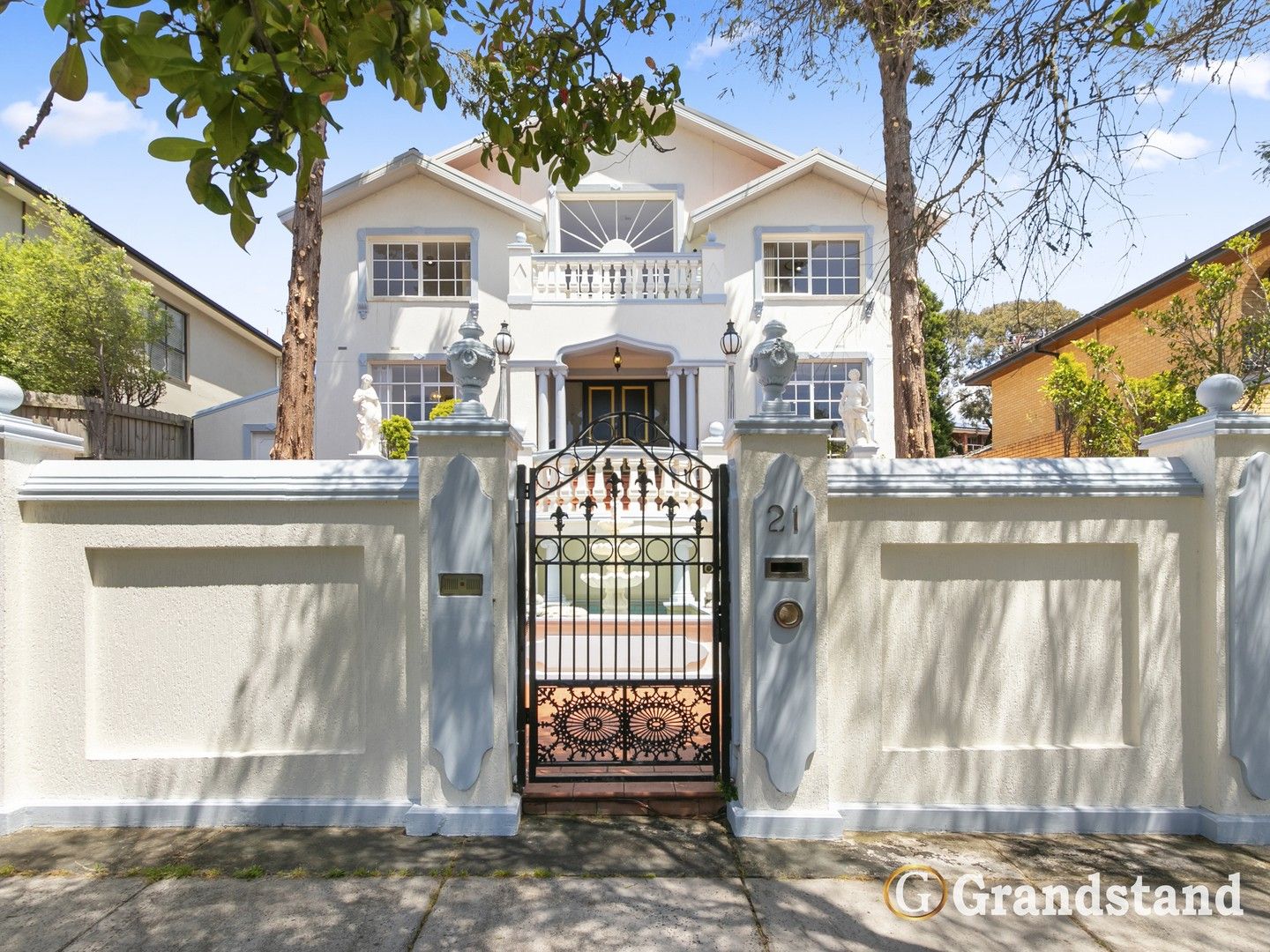 5 bedrooms House in 21 GARNETT ROAD WHEELERS HILL VIC, 3150