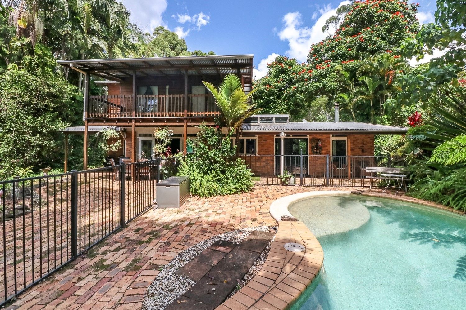 6 bedrooms House in 138 Upper Rosemount Road ROSEMOUNT QLD, 4560