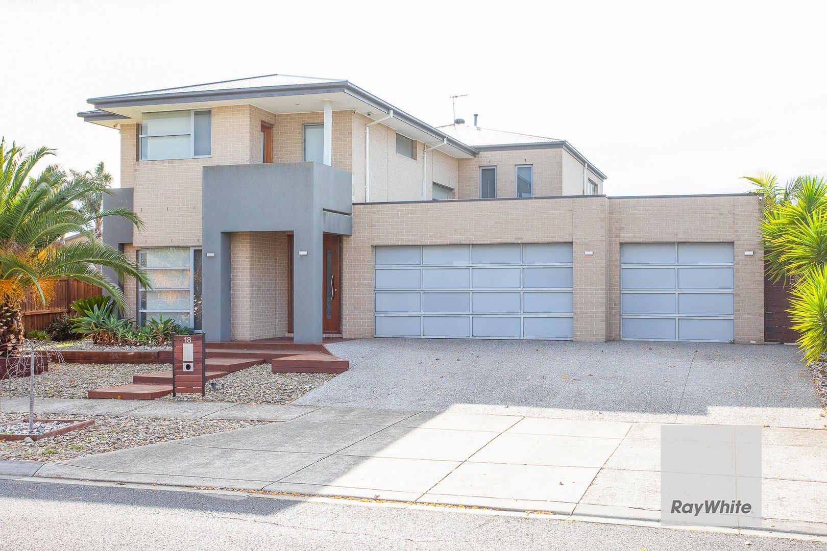 4 bedrooms House in 18 Pyrmont Terrace TAYLORS HILL VIC, 3037