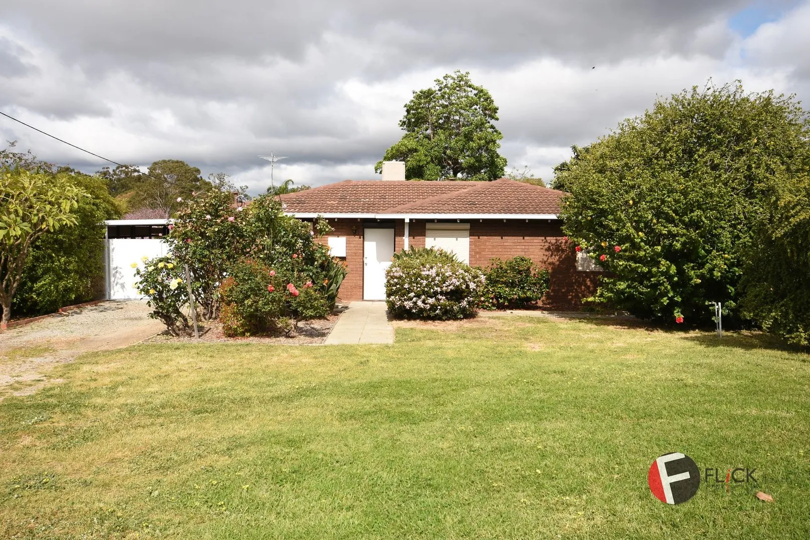 3 x 1 FAMILY HOME IN GREAT LOCATION!, Thornlie