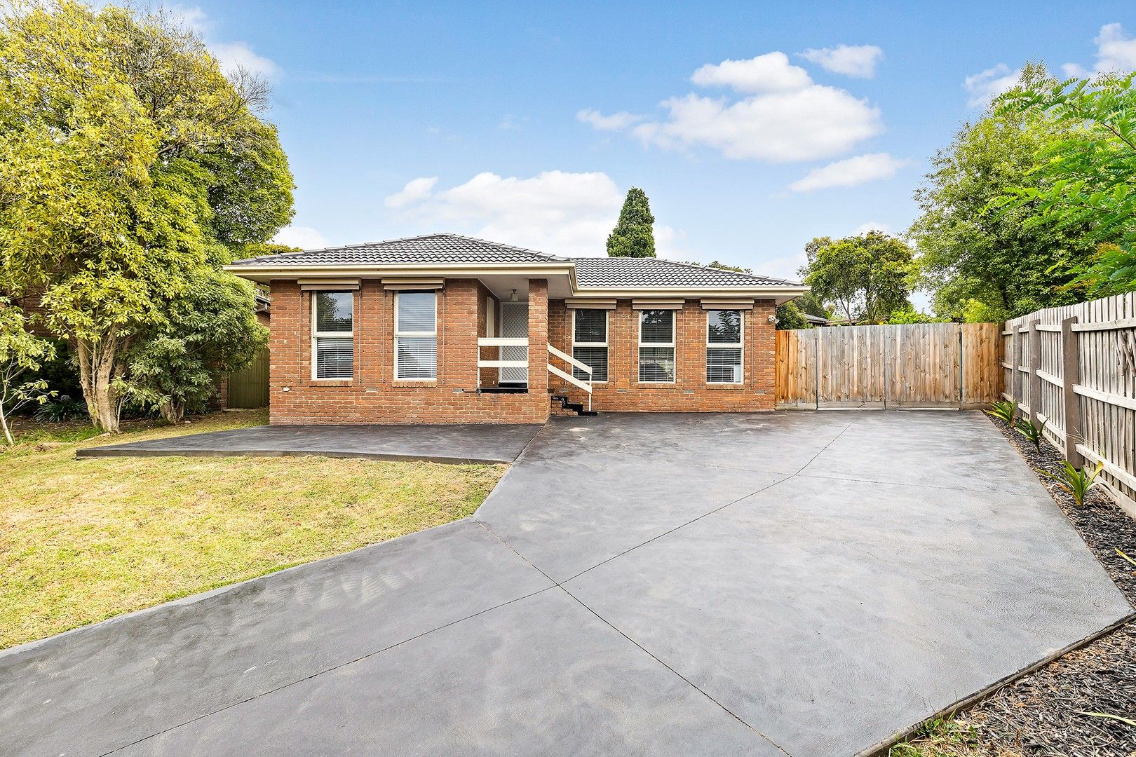 3 bedrooms House in 6 Chamouni Court FRANKSTON VIC, 3199