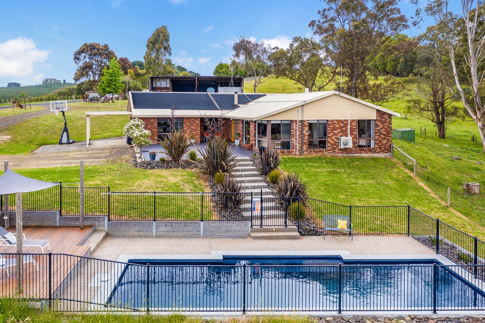 5 bedrooms House in 25 Pleasant Drive HERNES OAK VIC, 3825