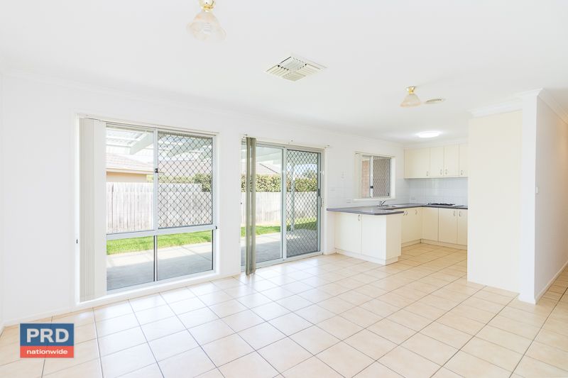 4 Macadamia Close, Jerrabomberra NSW 2619, Image 2