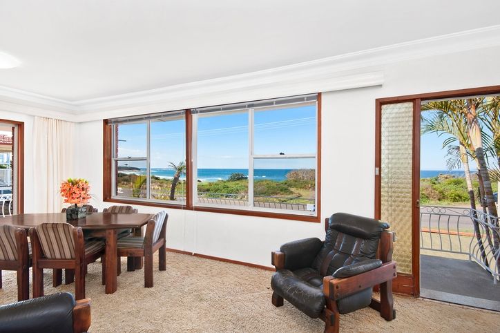 156 Caves Beach Road, CAVES BEACH NSW 2281, Image 2