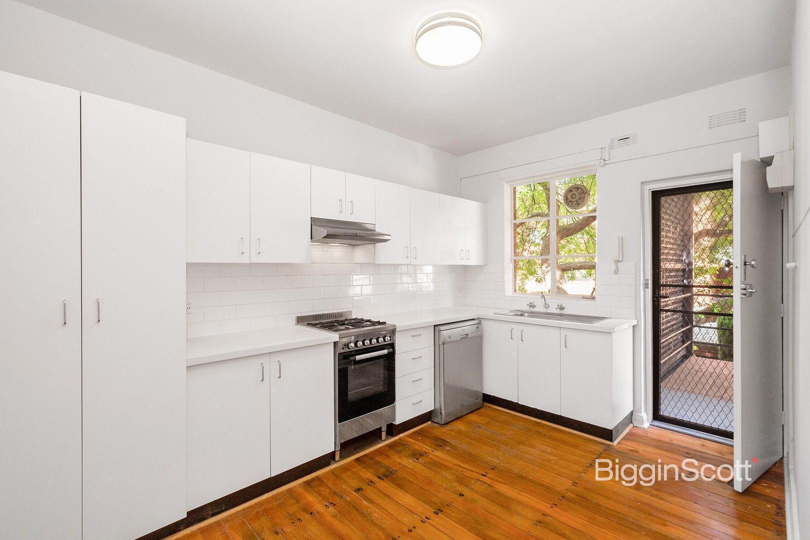 2 bedrooms Apartment / Unit / Flat in 11/58 Queens Rd MELBOURNE VIC, 3004